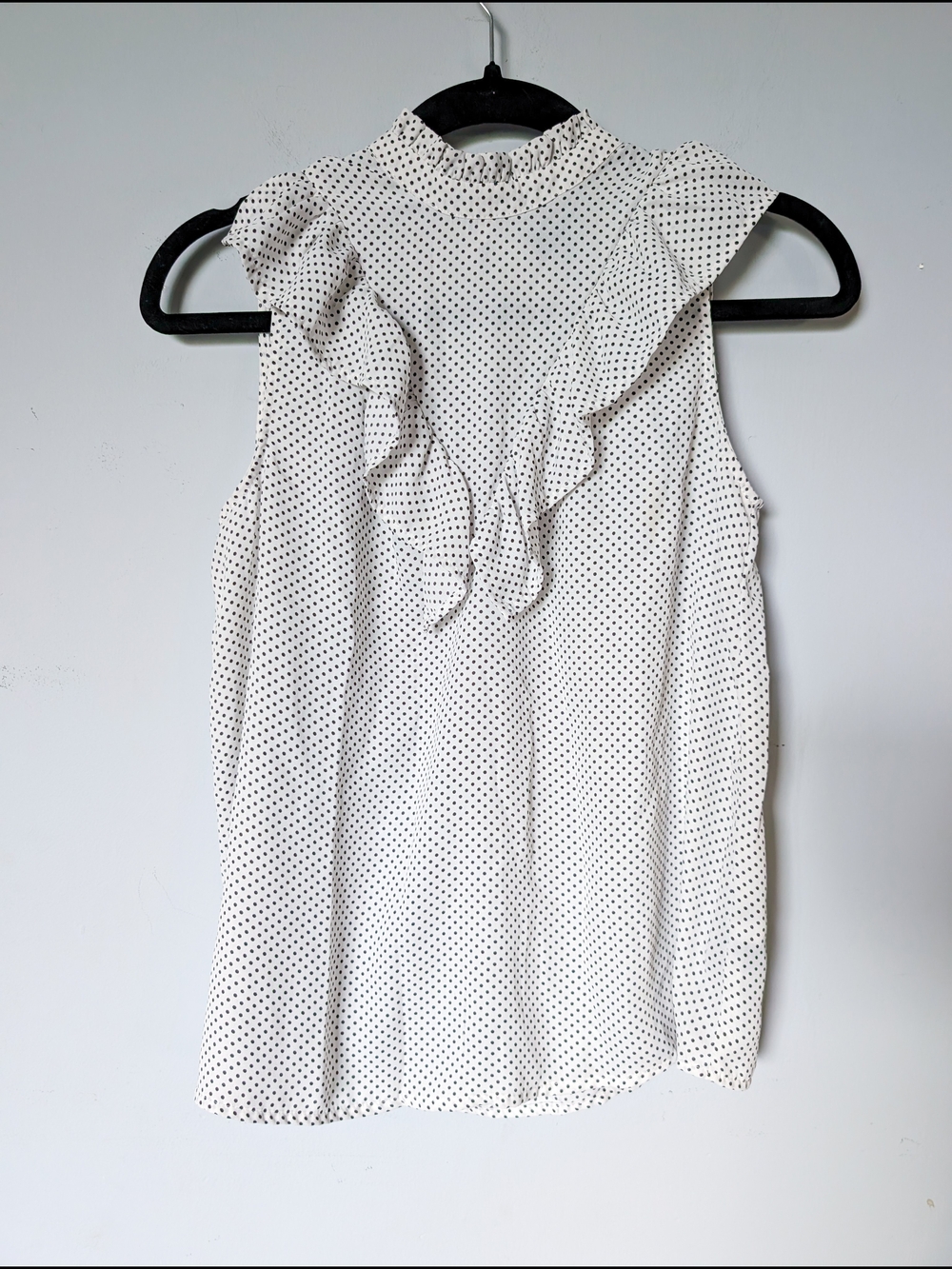 Who What Wear White Polka Dot Ruffle Mock Neck Sleeveless Top